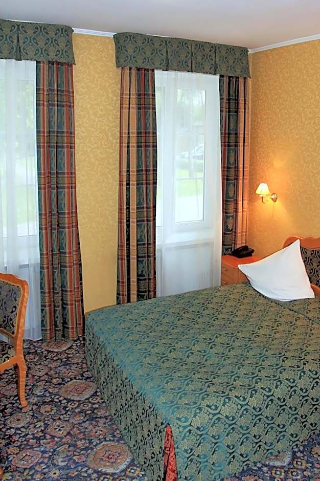 Dedek Park - historyczny dworek w pięknym Parku Skaryszewskim obok Stadionu Narodowego