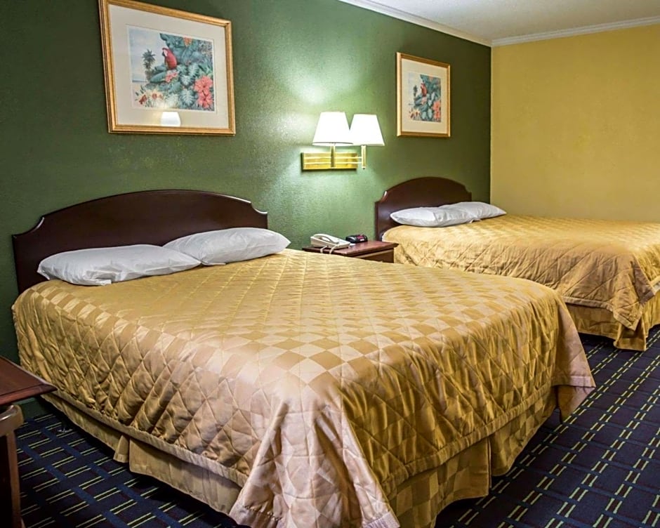 Rodeway Inn & Suites Plymouth Hwy 64