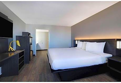 1 King Bed | Smoking, Micfridge