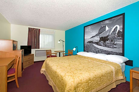 1 Queen Bed Non-Smoking