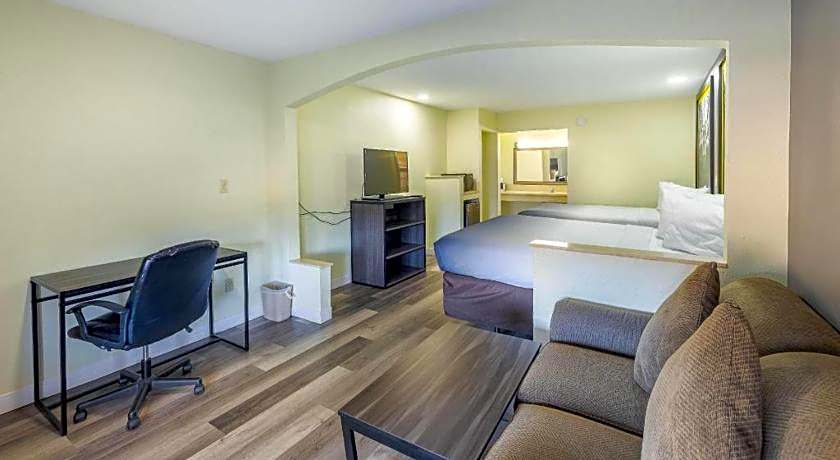 Super 8 by Wyndham Jackson MS Near the Fairgrounds
