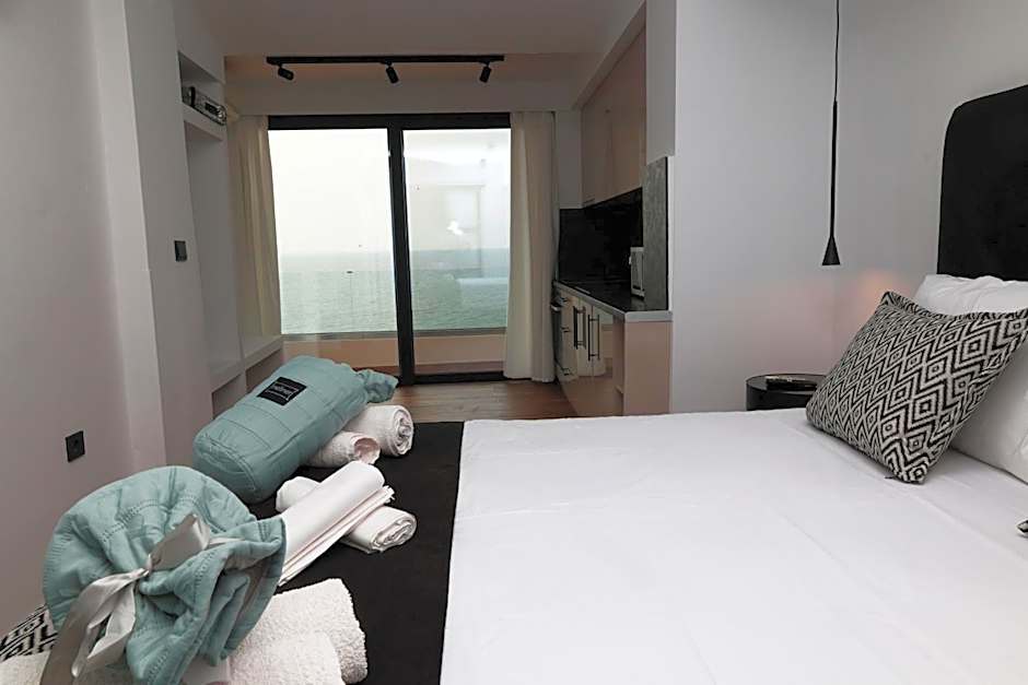 Paris-Irini Studios And Apartments