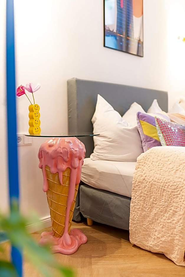 RetroPop Design Apartment , Designerzimmer für je 2 Personen, Top Lage, WIFI