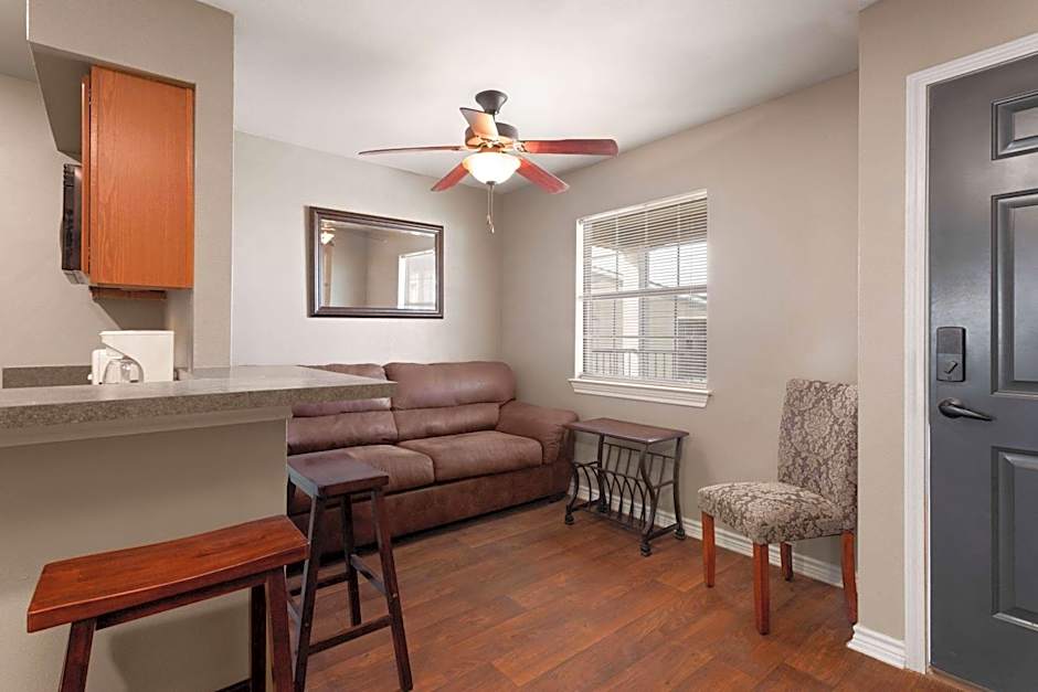 Eagle's Den Suites Cotulla a Travelodge by Wyndham