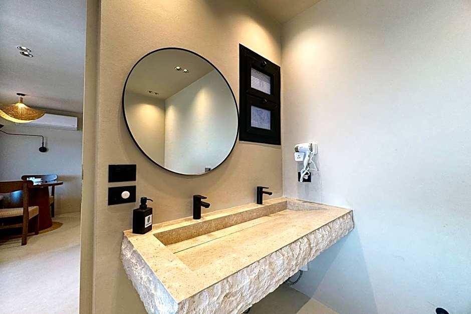 The 2 BDR Pyramids Vista w Bathtub