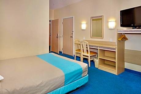 Queen Room - Disability Access - Roll in Shower