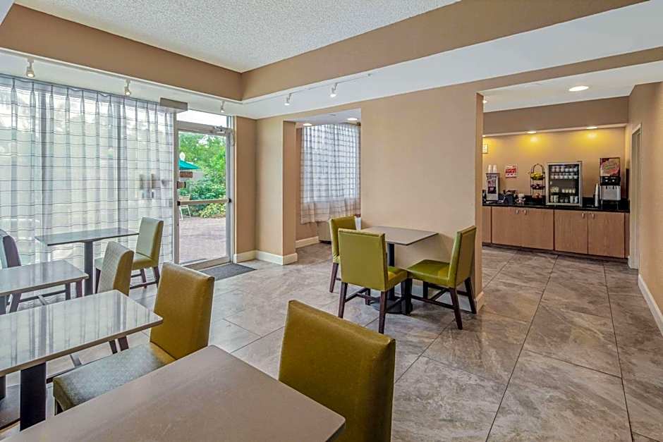 La Quinta Inn & Suites by Wyndham Naples Downtown