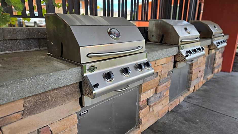 Sahara Courtyard Inn & Suites Osoyoos