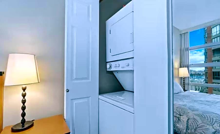 1BD+Den condo, with free parking in Downtown!