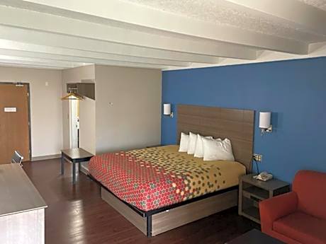 One-Bedroom Junior King Suite - Non-Smoking