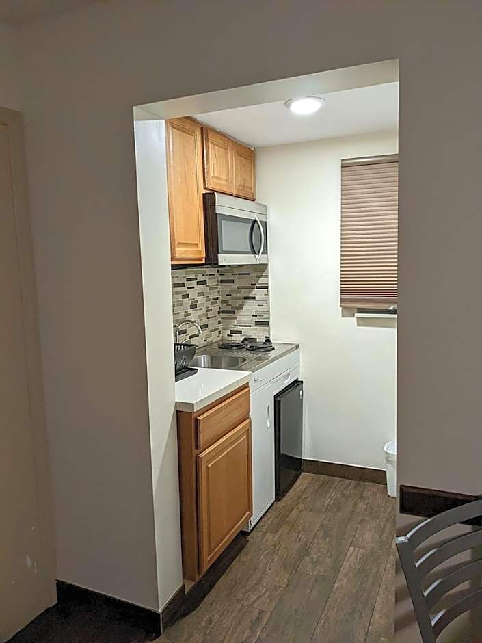 Downtown Hollywood Gardens Inn & Suites