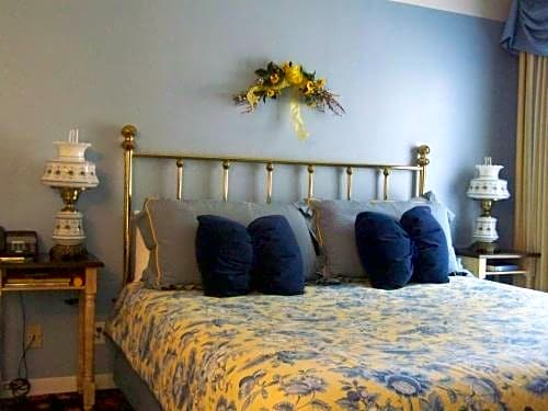 Hill House Inn
