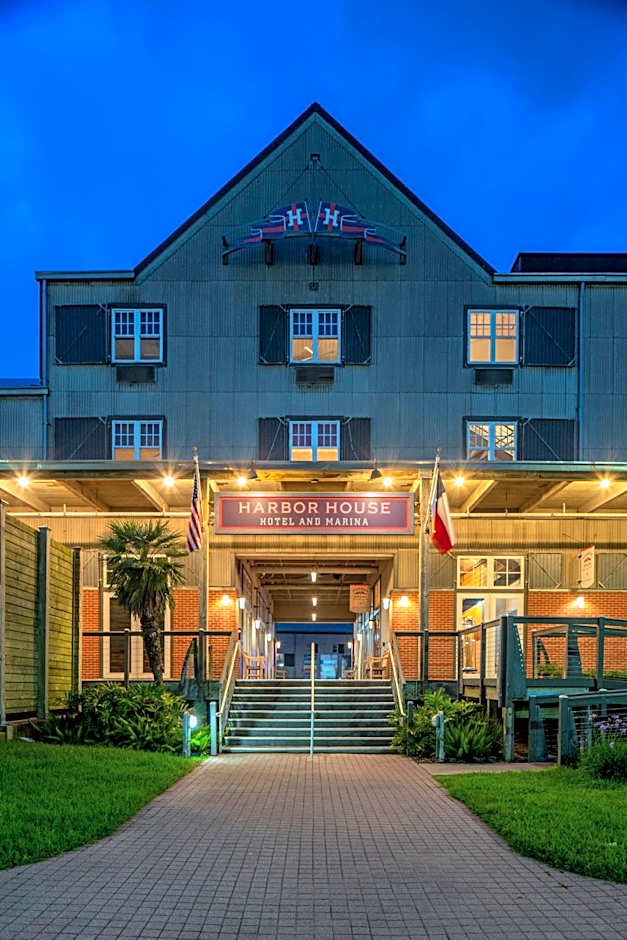 Harbor House Hotel and Marina at Pier 21