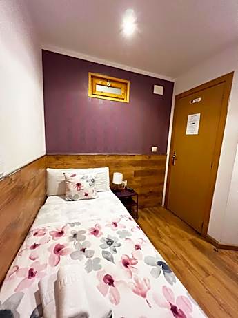 Budget Single Room with Shared Bathroom