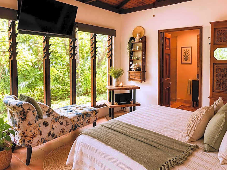 Gunnadoo Holiday Hut with Ocean Views and Jacuzzi