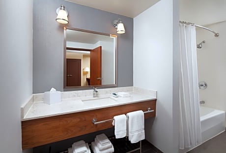 Larger Guest room, 2 Double Beds