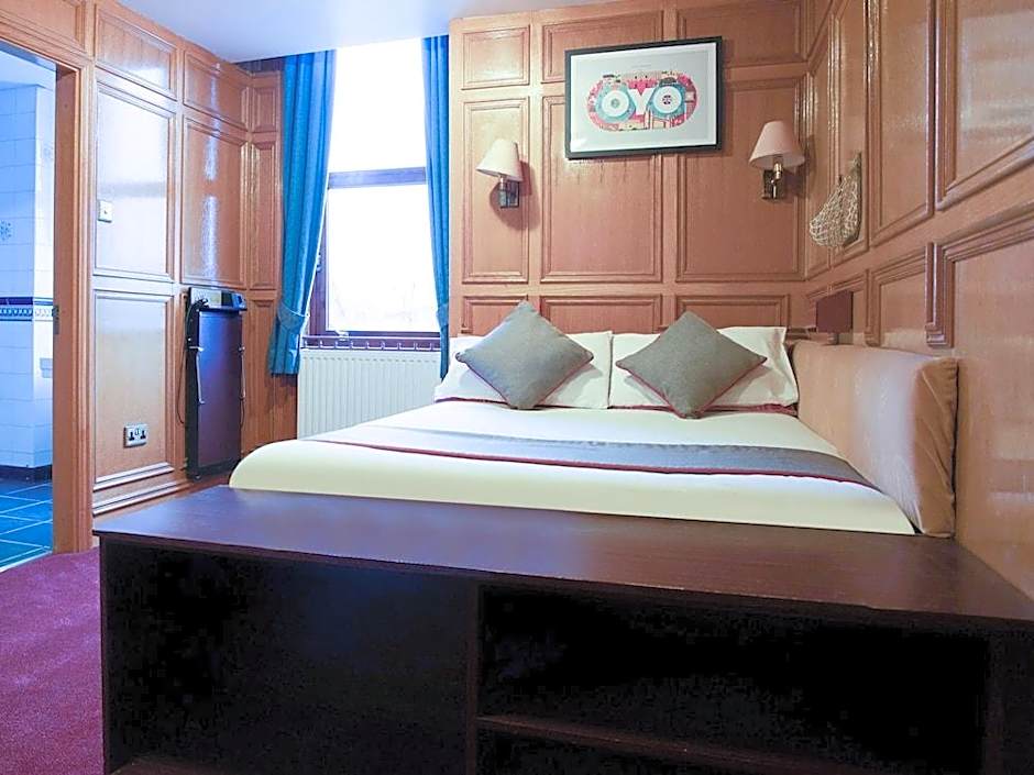 OYO The Rowers Hotel