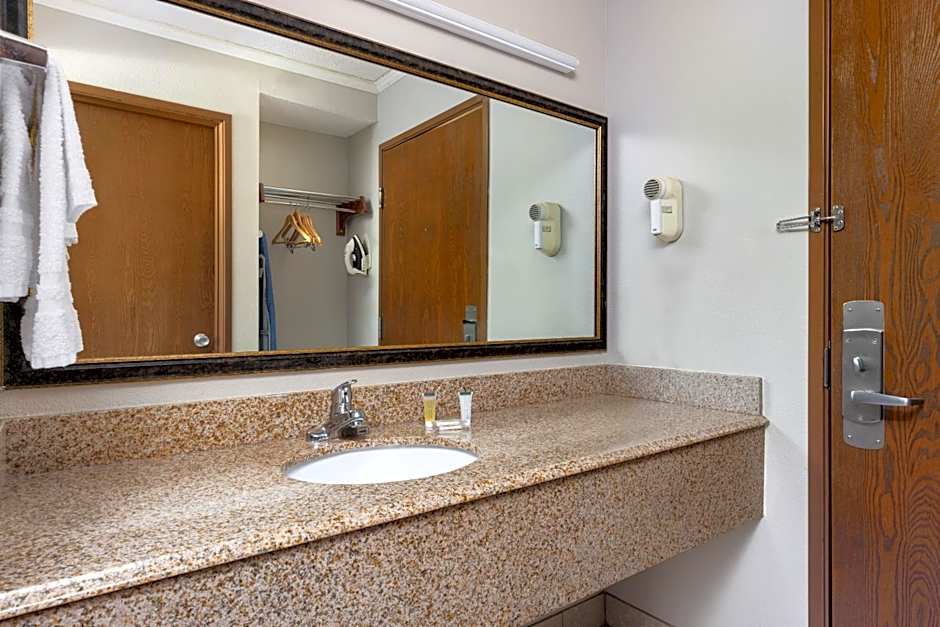 Days Inn and Suites by Wyndham Kansas City South
