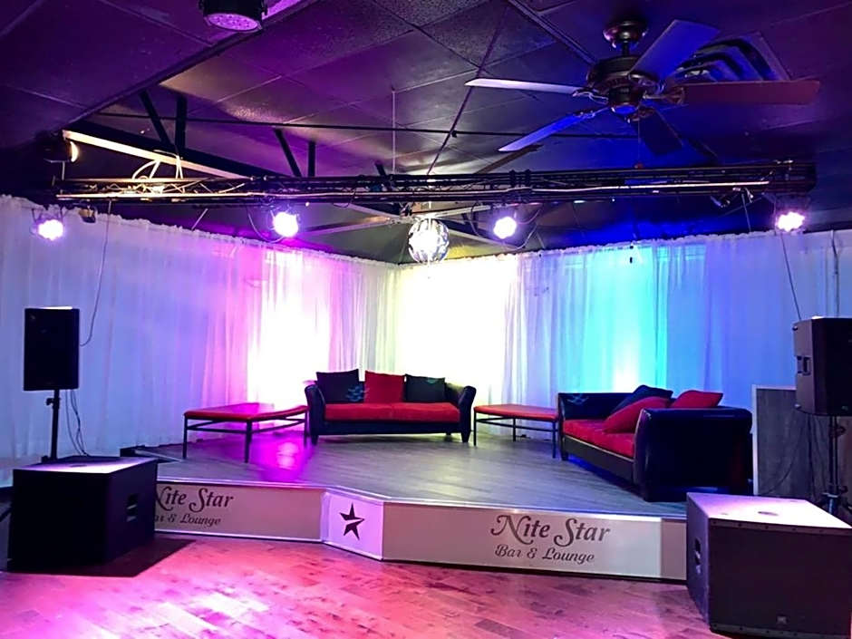 R Nite Star Inn and Suites -Home of the Cowboys & Rangers