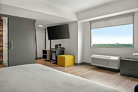 Savvy, Larger Guest room, 1 King