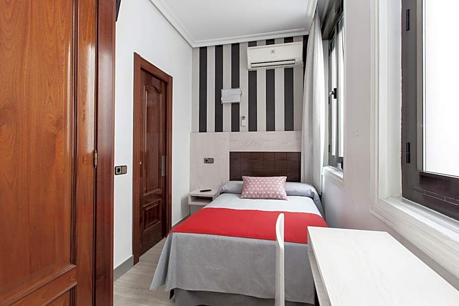 Photo 1 of 19 of Single Room