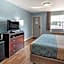 Econo Lodge Inn & Suites Sandusky South