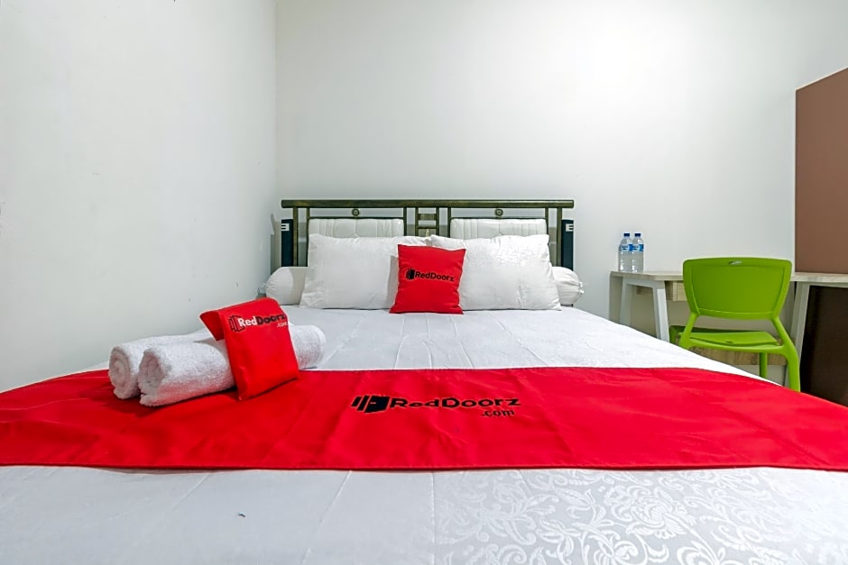 RedDoorz near AP Pettarani 3