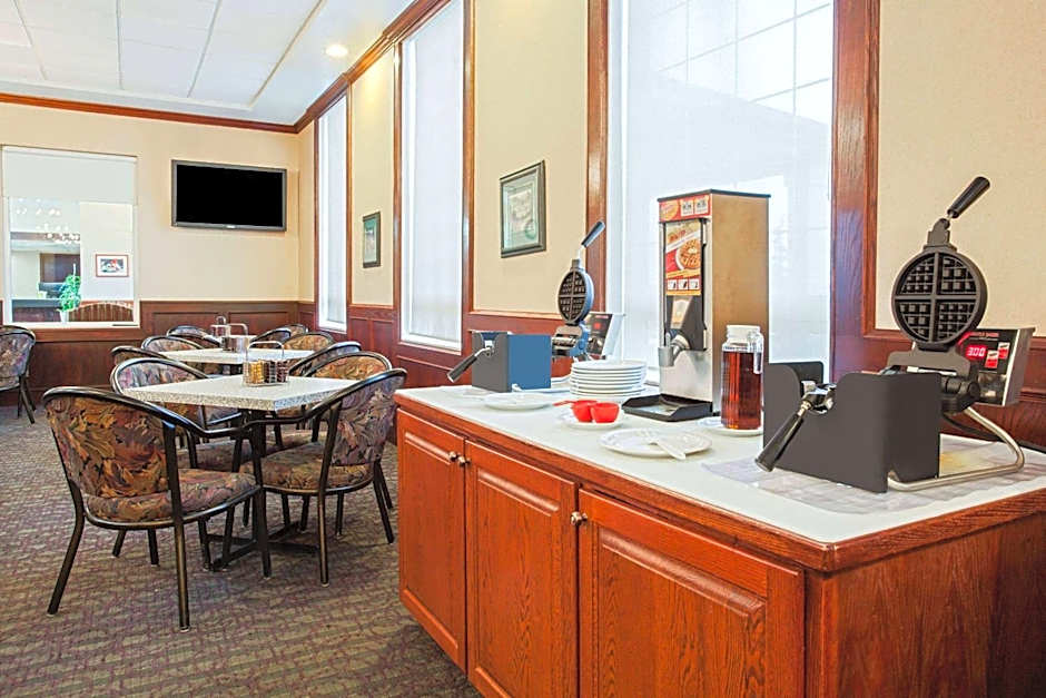 Ramada by Wyndham Red Deer Hotel and Suites