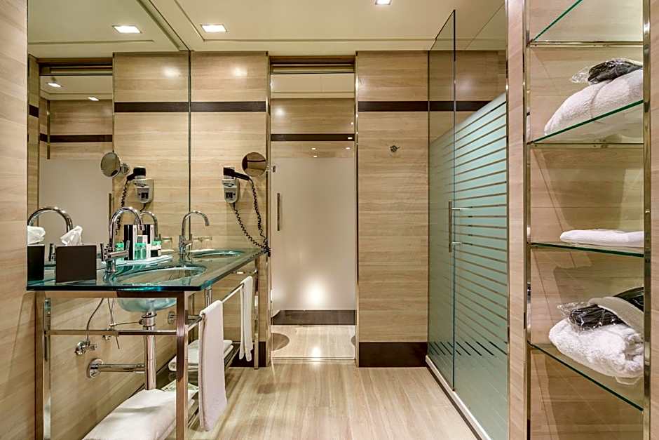 Hotel Maydrit Airport