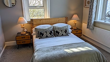 Double room-Comfort-Ensuite with Shower-Street View-Room 7 2nd Floor