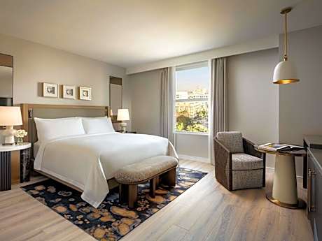 Fairmont King Room with Bay View and Roll In Shower -Mobility Access