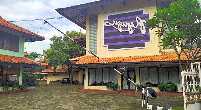 RedDoorz Plus near Tugu Mercusuar Anyer