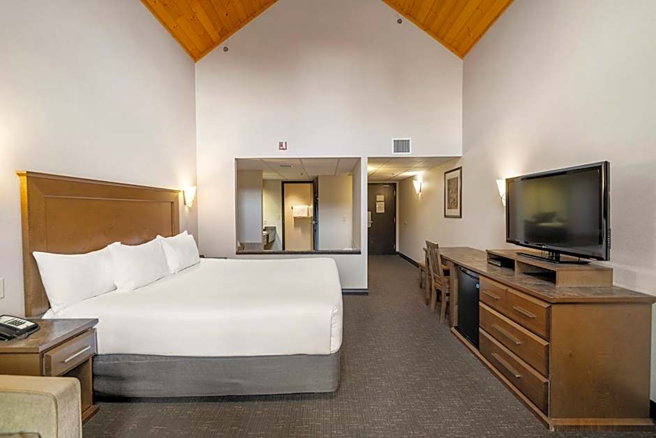Photo 1 of 4 of 1 King Bed Suite, Jetted Tub