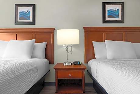 Queen Suite with Tub and Grab Bars - Mobility/Hearing Accessible - Non-Smoking