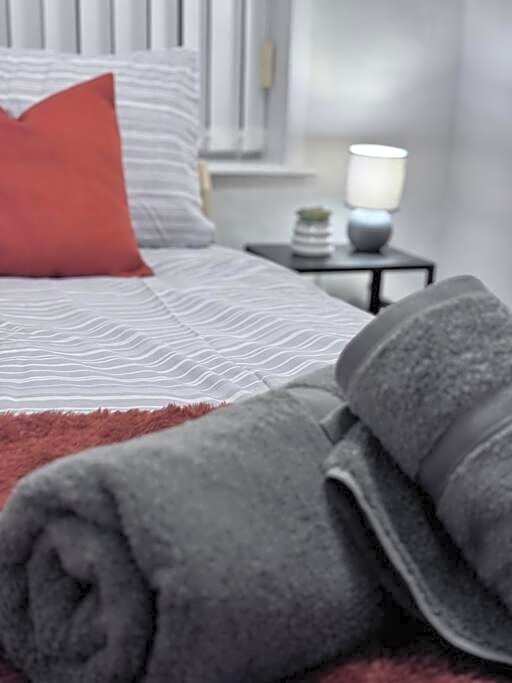 Salisbury - New 3br home, wifi, parking, sleeps 6, near Liverpool city centre