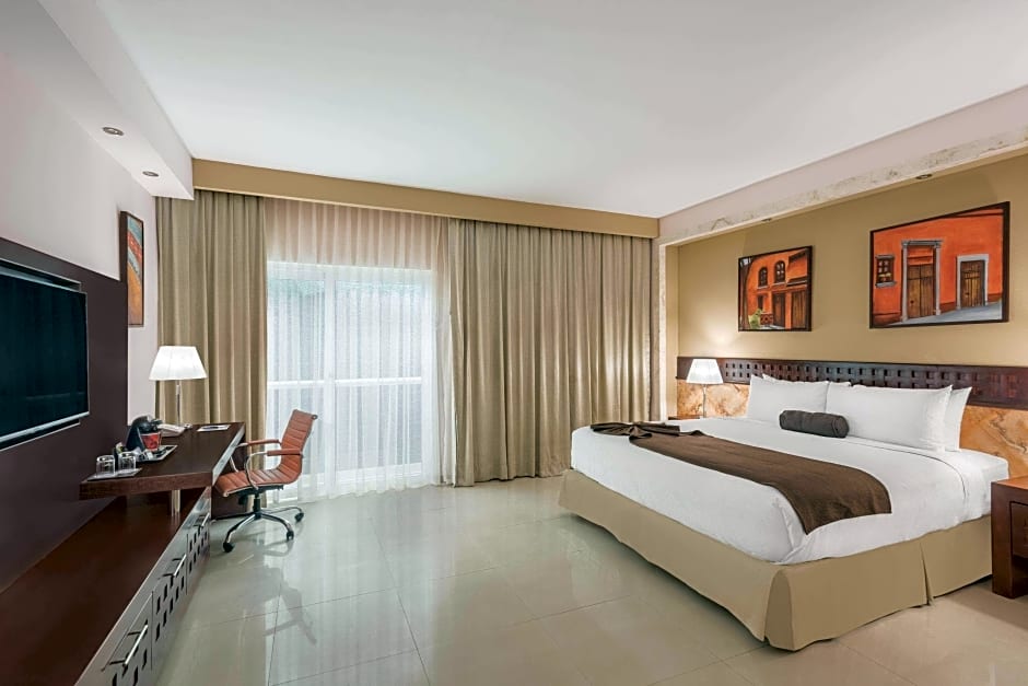 Photo 1 of 3 of Deluxe 1 King Bed, Accessible