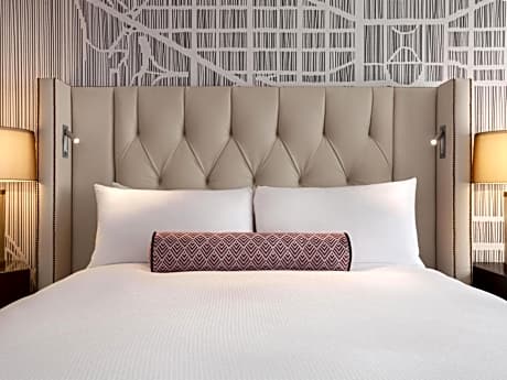 Fairmont Room with One King Bed and Roll-In Shower - Hearing/Mobility Accessible