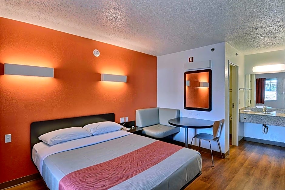 Motel 6-Tewksbury, MA - Boston