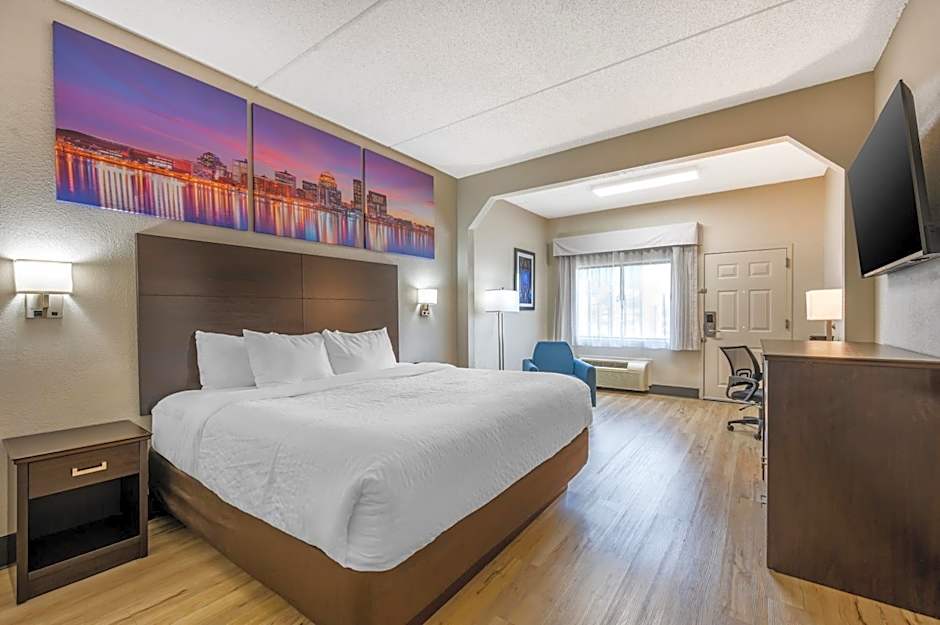 Clarion Pointe Louisville East