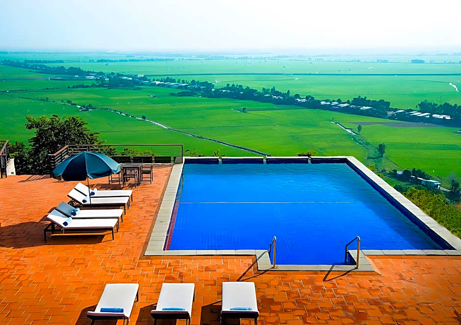 Victoria Nui Sam Lodge