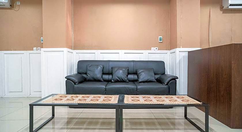 RedDoorz Plus Syariah near Pasar Turi