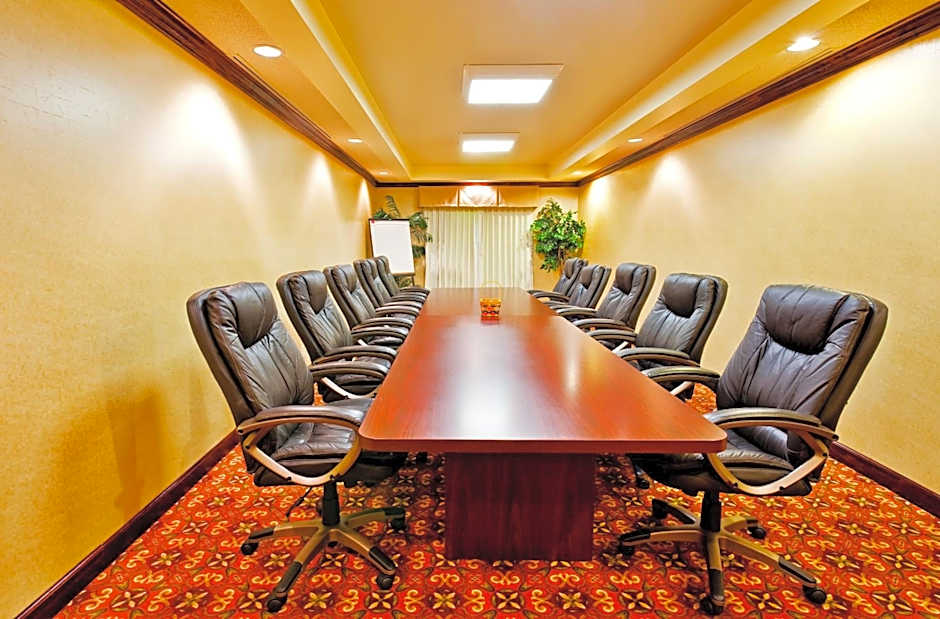 Holiday Inn Express Hotel & Suites Dickson By IHG