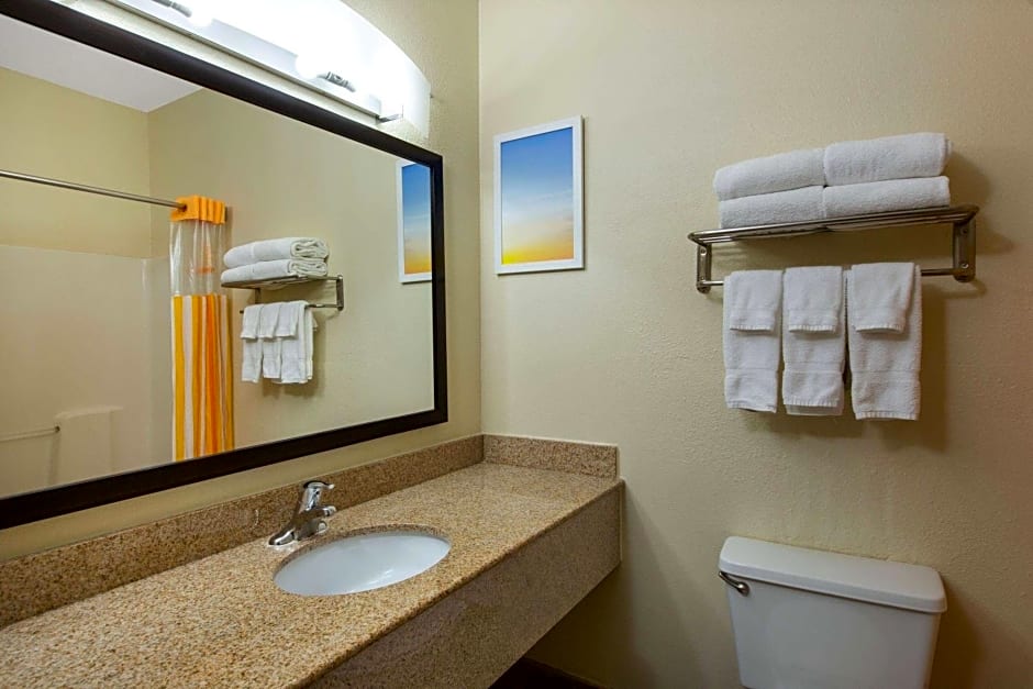 La Quinta Inn & Suites by Wyndham Lincoln