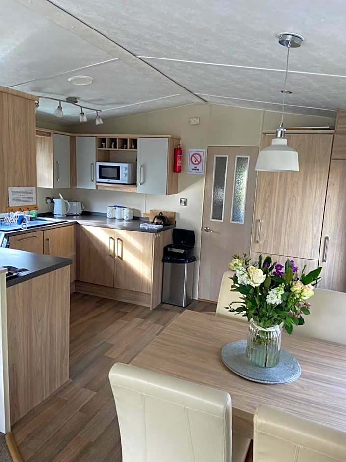 Otters Rural Retreat - Private Hot-Tub & Free Golf for guests included