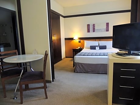 1 Queen Bed, Suite, Nonsmoking