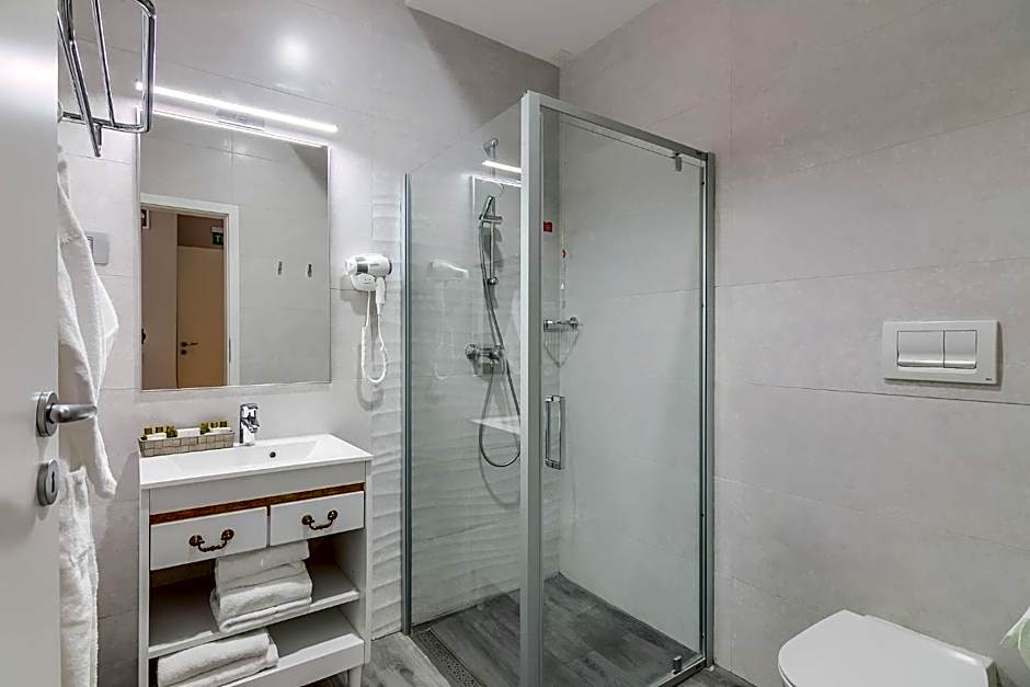 New Era Hotel Old Town - Covered paid parking within 10 minutes walk