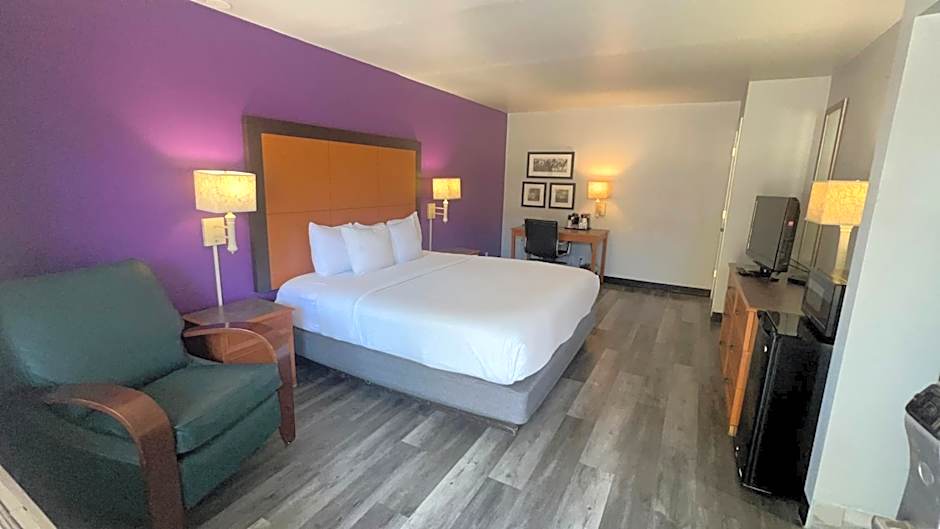 La Quinta Inn & Suites by Wyndham Mid-City