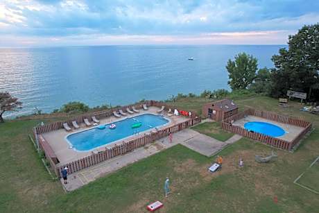 Lake Bluff Inn and Suites