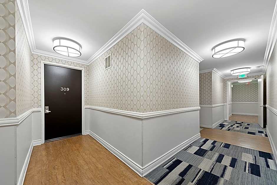 Beverly Hills Chic 2 bed 2bath with Patio and Parking 309