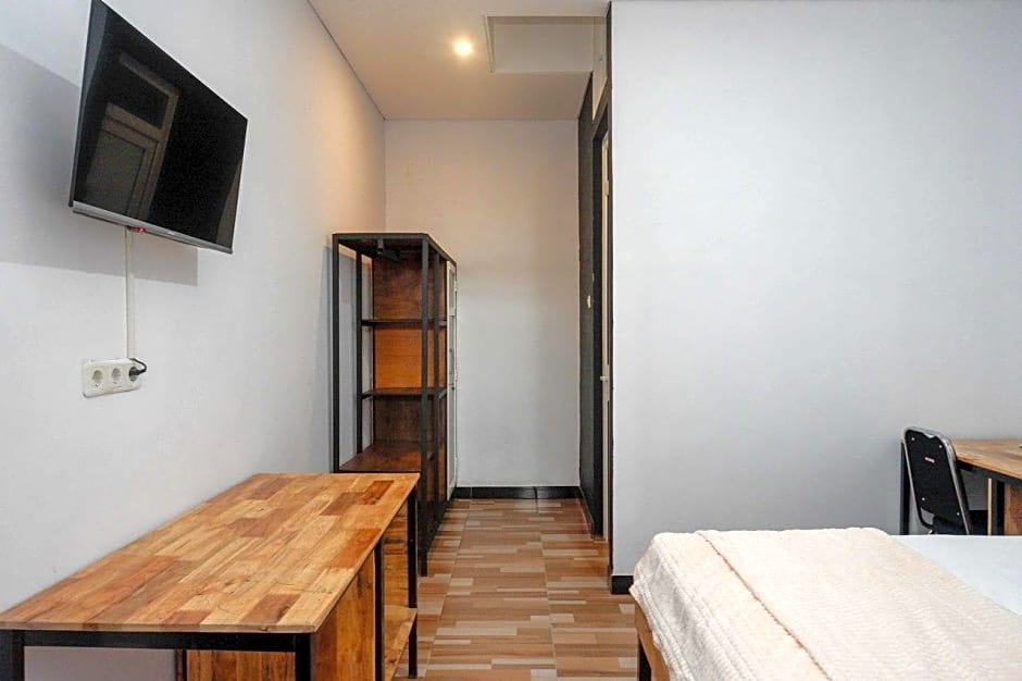 RedDoorz Plus near Patung Kuda Undip